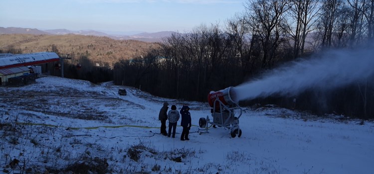 吉林北大壶滑雪场现场造雪实况照片