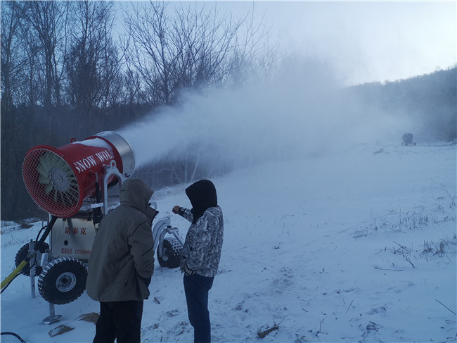 亚布力滑雪场造雪机