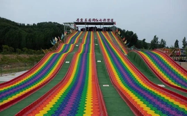 从彩虹上滑下的自由-景区彩虹滑道